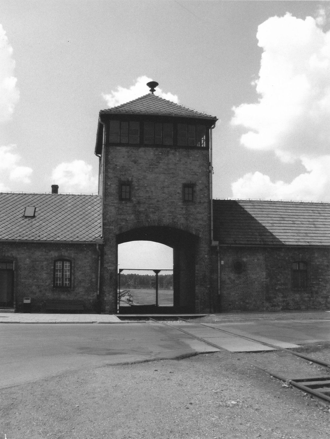 auchwitz-gate-karpinska-bw